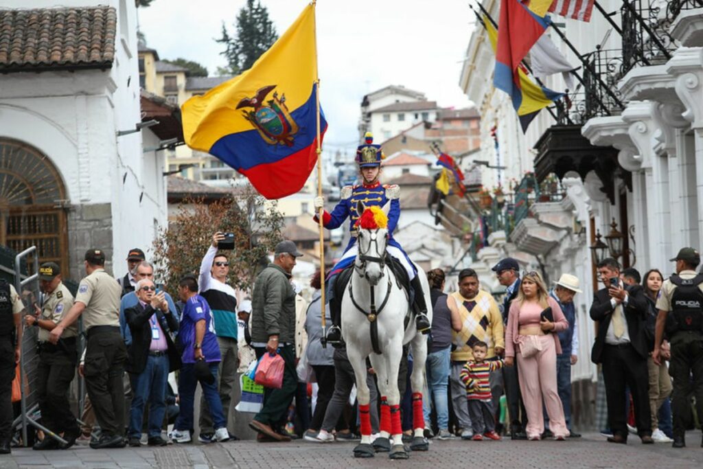 Bandera de Ecuador.
Soldado montado en caballo blanco